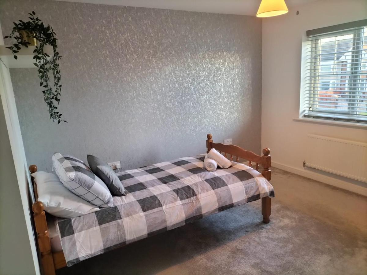 St Martins House In Birmingham Near Solihull And The Nec, Jlr, Hs2, Resorts World, Bear Grylls Centre And Birmingham Airport, With A Garage And Free Parking, Perfect For Contractors And Families! エクステリア 写真