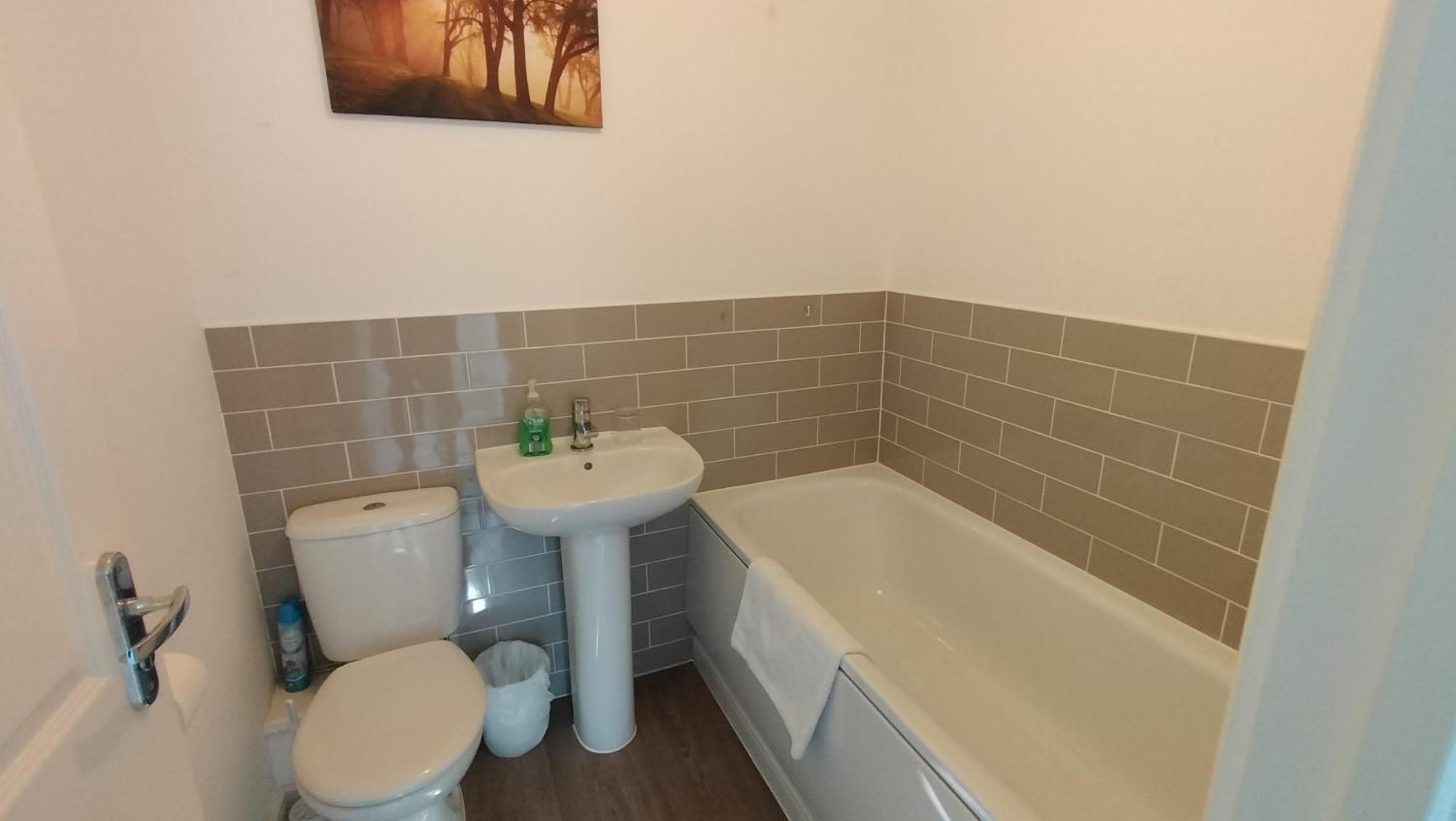 St Martins House In Birmingham Near Solihull And The Nec, Jlr, Hs2, Resorts World, Bear Grylls Centre And Birmingham Airport, With A Garage And Free Parking, Perfect For Contractors And Families! エクステリア 写真