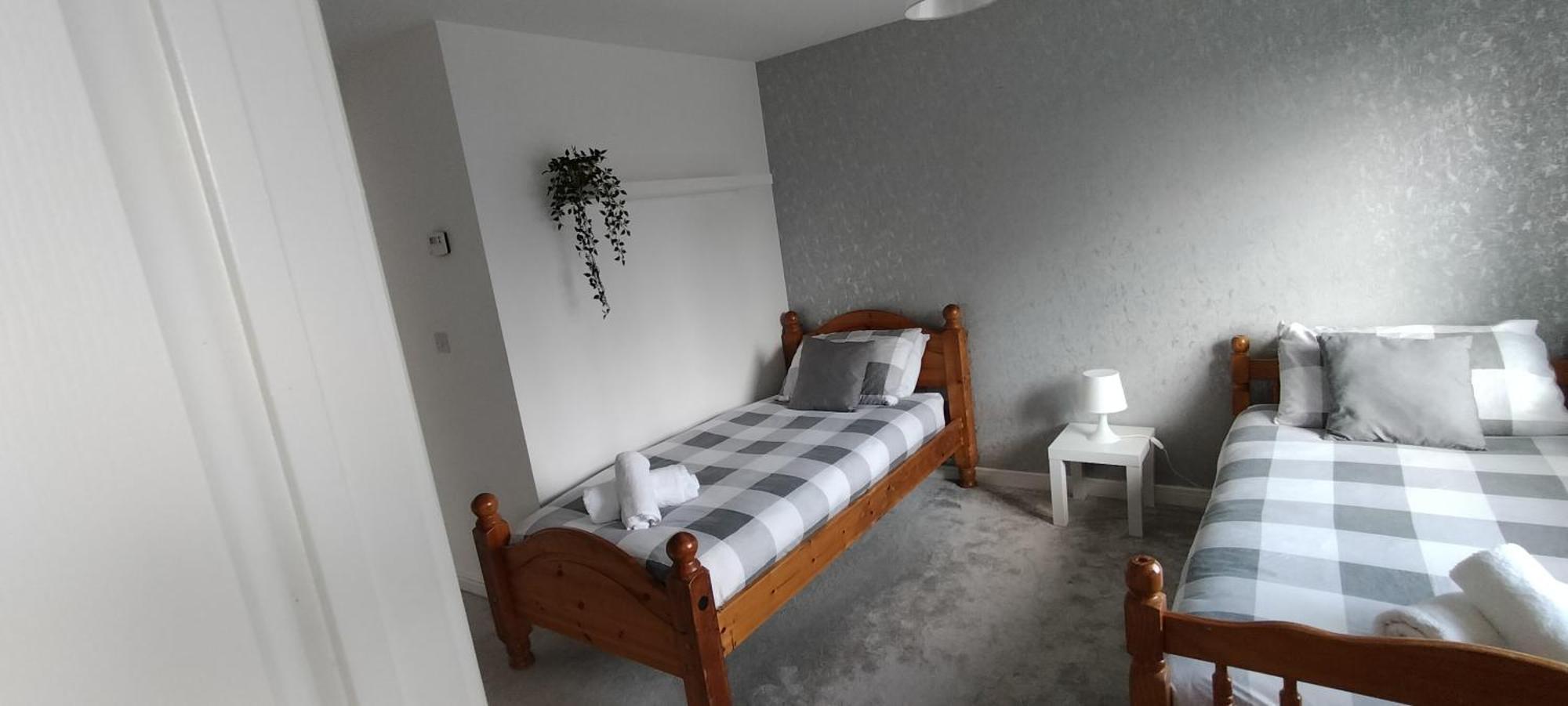 St Martins House In Birmingham Near Solihull And The Nec, Jlr, Hs2, Resorts World, Bear Grylls Centre And Birmingham Airport, With A Garage And Free Parking, Perfect For Contractors And Families! エクステリア 写真